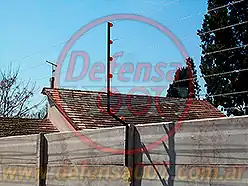 Instalación de cerco eléctrico sobre muro premoldeado. Zona Del Viso.