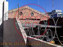 Instalación de concertina plana de 45 cm sobre muro con cambio de altura.