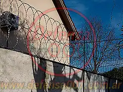 Instalación de concertina plana de 45 cm en doble capa sobre muro.