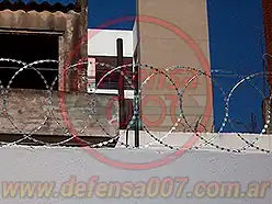 Instalación de concertina plana de 65 cm sobre medianera.